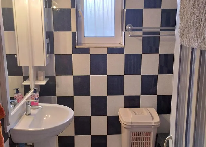 Leros Lakki Entire Unit, Host Kathy Daire